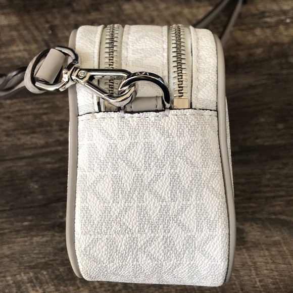 Michael Kors Crossbody purse. Like new condition - Picture 4 of 8